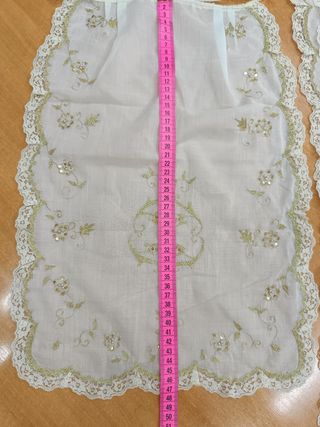 Manteleta bebé batista beige bord. oro y puntilla