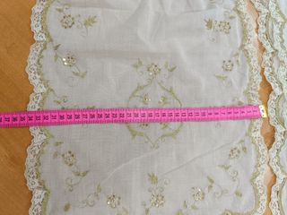 Manteleta bebé batista beige bord. oro y puntilla