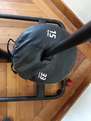 Percha soporte saco de boxeo y tres pesos de 15kg