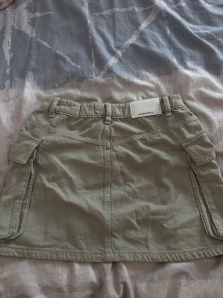 Falda caqui con bolsillos