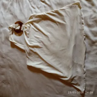 Camiseta blanca con anilla