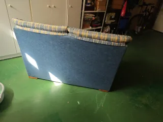 Sofá de cuadros azul y amarillo.Medidas 130x0,8