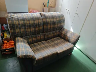 Sofá de cuadros azul y amarillo.Medidas 130x0,8