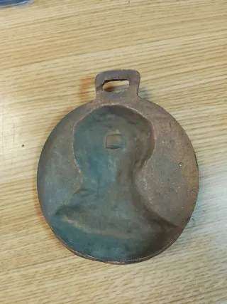 Moneda antigua de bronce con busto