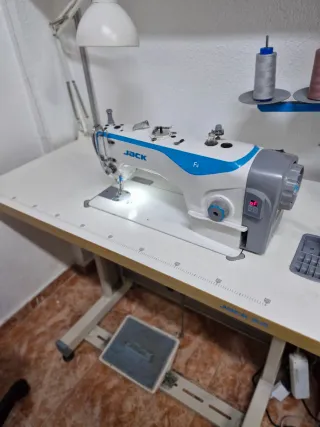 Máquina de coser JACK F4