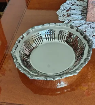 Cestino in acciaio decorato