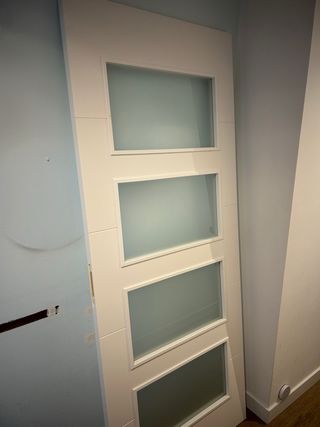 Puerta blanca con 4 cristales