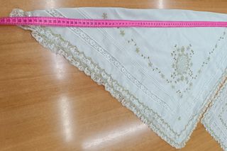 Manteleta bebé batista beige bord. oro y puntilla