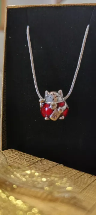 Charm Gato Neko Maneki con cadena color plata 40cm