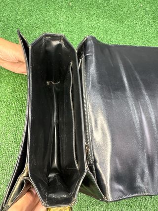 Pochette nera vera pelle con fiocco dorato