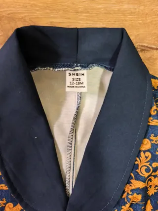 Traje de niño azul y dorado