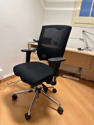 Silla de oficina ergonómica negra