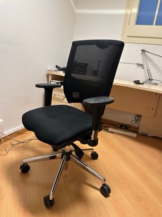 Silla de oficina ergonómica negra