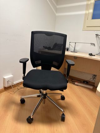 Silla de oficina ergonómica negra
