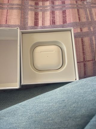 Cuffie Bluetooth Apple  mai usate aperte per foto