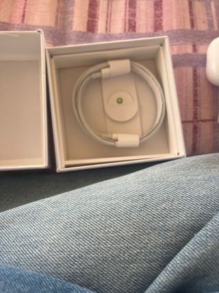 Cuffie Bluetooth Apple  mai usate aperte per foto