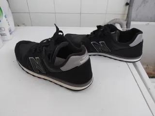 Zapatillas New Balance Negras y Plateadas