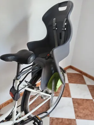 Bicicleta urbana blanca con sillín