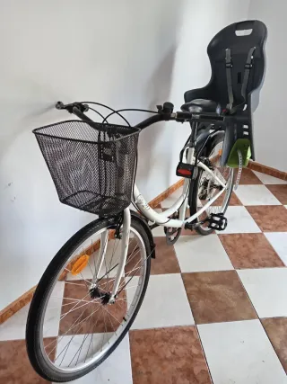 Bicicleta urbana blanca con sillín