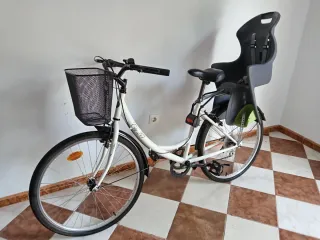 Bicicleta urbana blanca con sillín