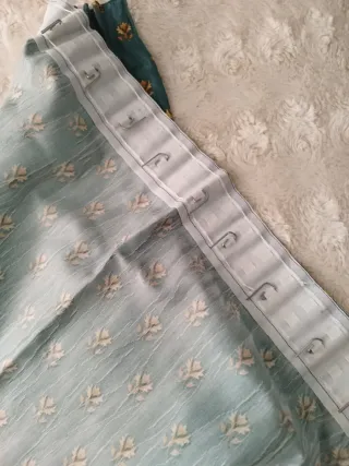 Cortinas verdes con estampado floral