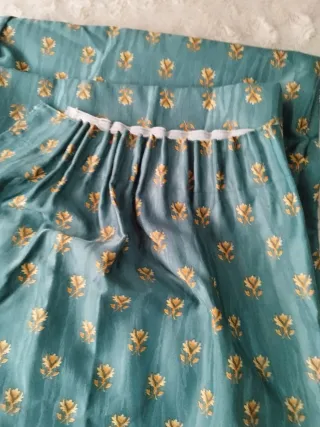 Cortinas verdes con estampado floral