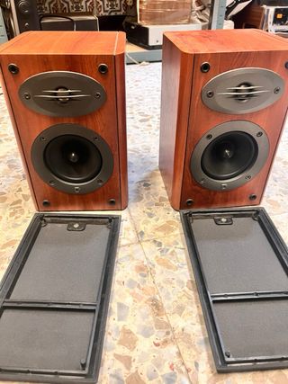 Altavoces Celestion Negros y Marrones