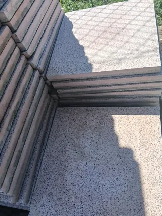 Losa de mármol gris con motas