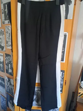 Pantalón negro con raya lateral beige y blanco