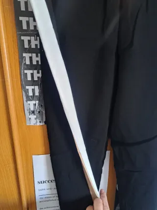Pantalón negro con raya lateral beige y blanco