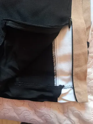 Pantalón negro con raya lateral beige y blanco