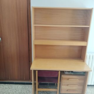 Escritorio madera con estantería y silla