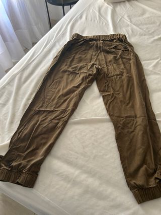 Pantalones marrones elásticos