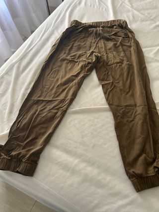 Pantalones marrones elásticos