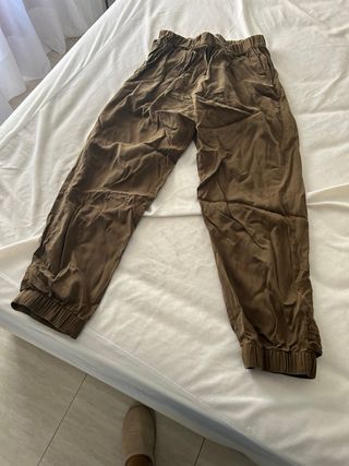 Pantalones marrones elásticos