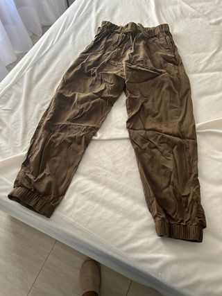 Pantalones marrones elásticos