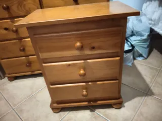 Mesita de noche de madera