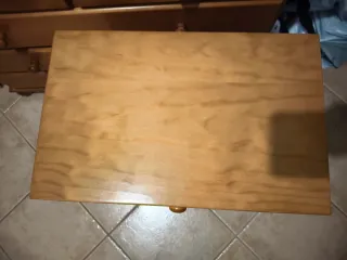 Mesita de noche de madera