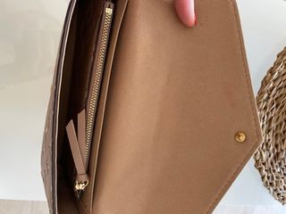 Bolso Camel  Con logo conocido Cadena Dorada