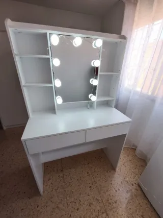 Tocador blanco con espejo y luces