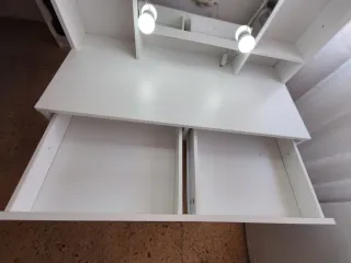 Tocador blanco con espejo y luces