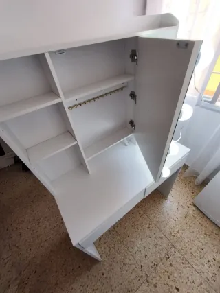 Tocador blanco con espejo y luces