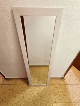 Tocador blanco con espejo y luces