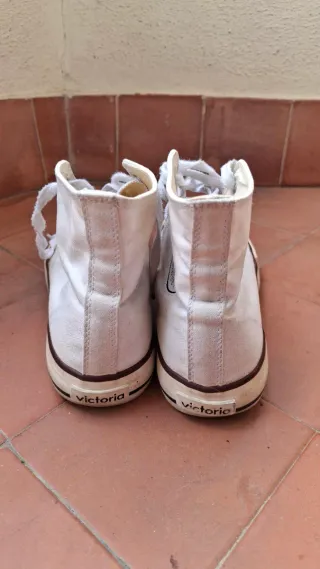 Zapatillas blancas estilo Converse