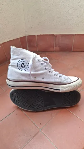 Zapatillas blancas estilo Converse