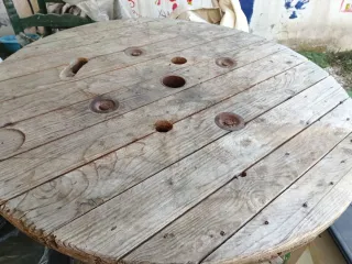 Mesa redonda de madera de carrete