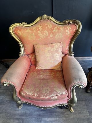 Butaca antigua dorada y rosa isabelino