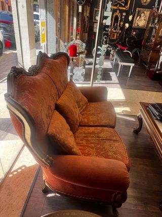 Butaca antigua dorada y rosa isabelino