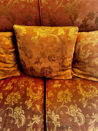 Butaca antigua dorada y rosa isabelino