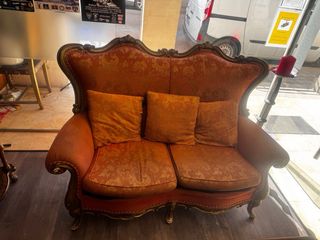 Butaca antigua dorada y rosa isabelino